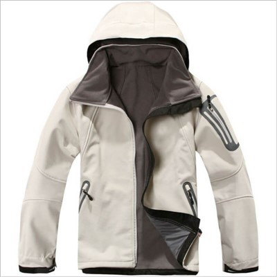 Weiße Windjacke mit Kapuze