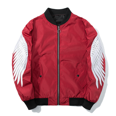 Rote bestickte Bomberjacke